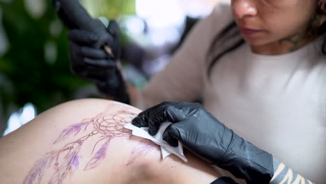 Artista-De-Cultivos-Dibujando-Tatuajes-En-El-Cuerpo-Del-Cliente-En-La-Tienda