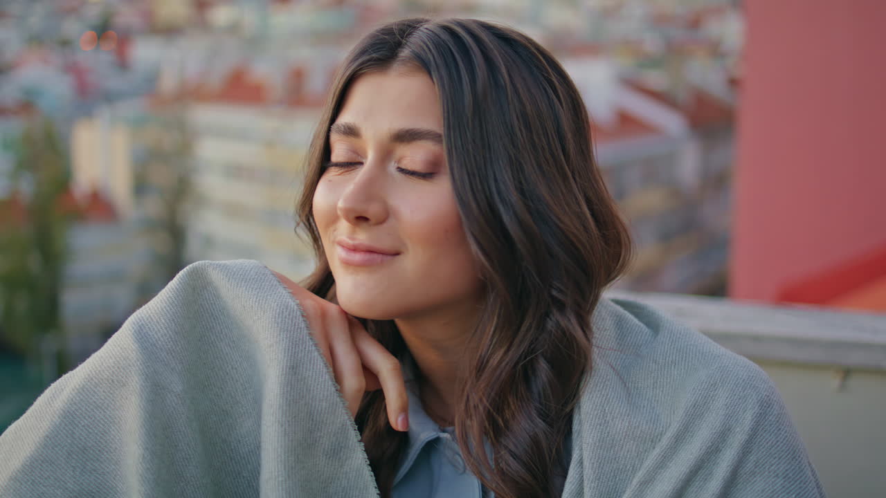 mujer pensativa observando el paisaje de la ciudad inmersa en la contemplación en el balcón de cerca