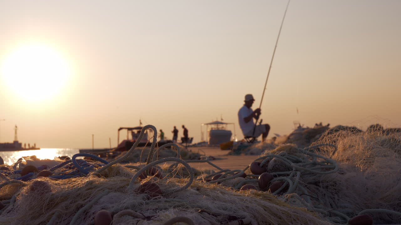 Pesca en el pequeño muelle al atardecer