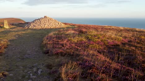 Luftdrohne-Seitlich-Mit-Klippensteinhaufen-Und-Dramatischem-Meereshintergrund-Holdstone-In-Großbritannien-Aufgenommen