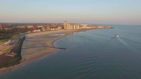 antena: el bulevar, la playa y la ciudad de vlissingen durante la puesta de sol
