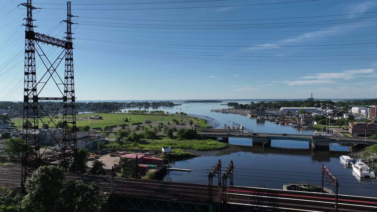 una vista aérea sobre el puente ferroviario del río norwalk en una mañana soleada