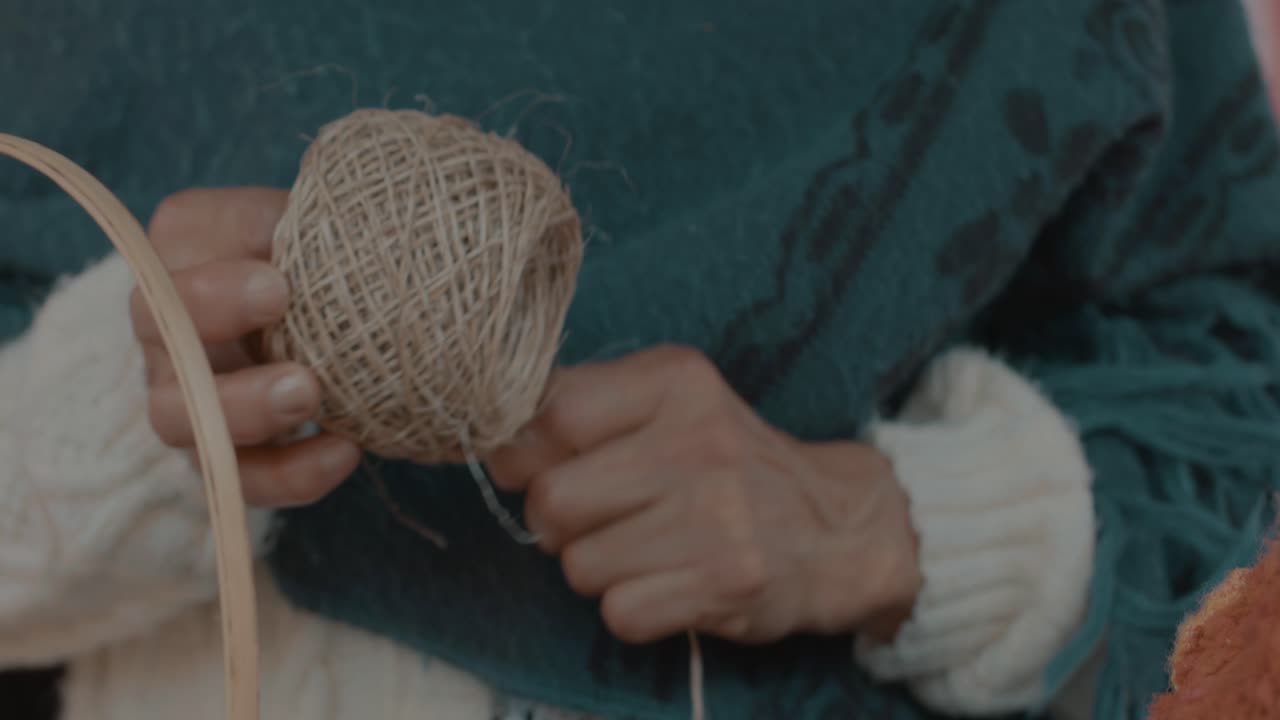 줄을 감고 있는 여성의 슬로우모션 샷