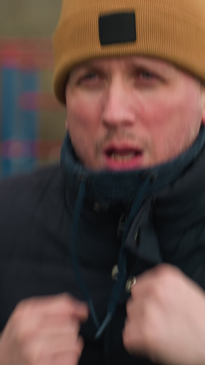 primer plano de un entrenador enfocado trabajando rápidamente, con una vista borrosa de los faros de un coche y barras de hierro rojas y azules en el fondo