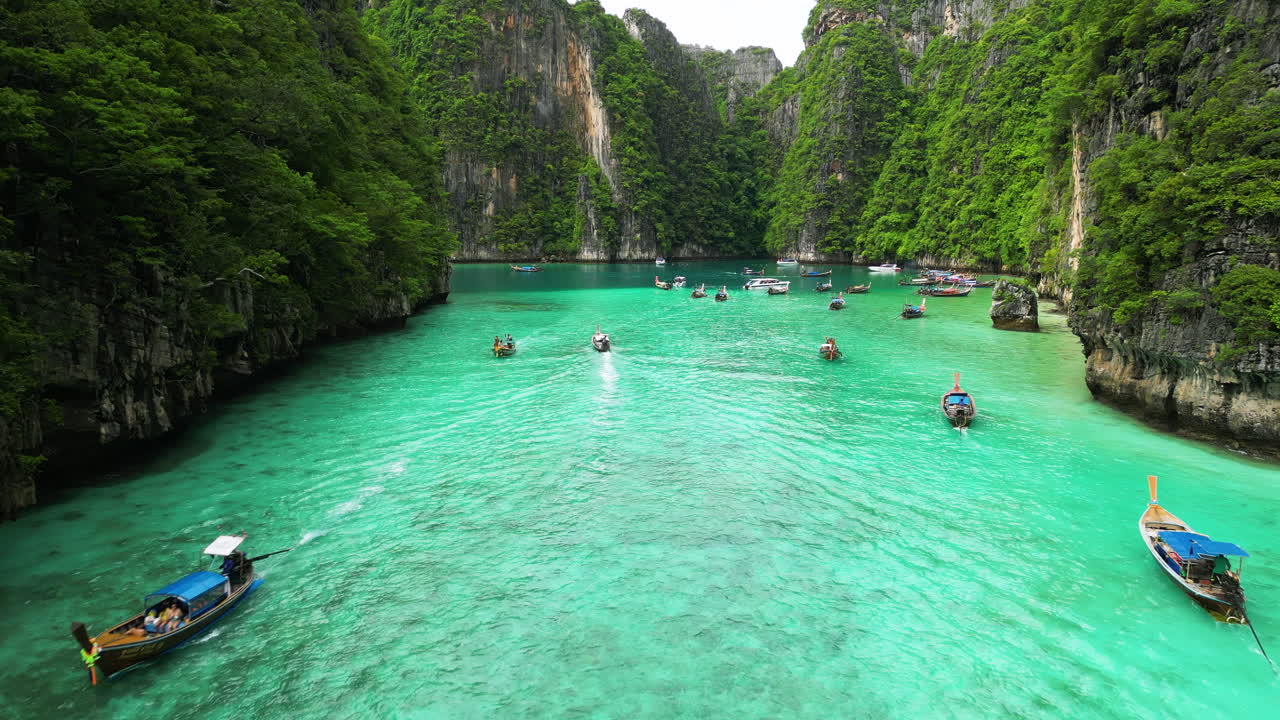 Escursione subacquea con barche tradizionali in una maestosa baia montuosa, isole Phi Phi, Thailandia
