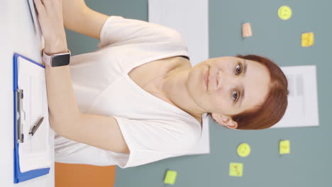 video vertical de expresión negativa de una mujer usando una computadora portátil.