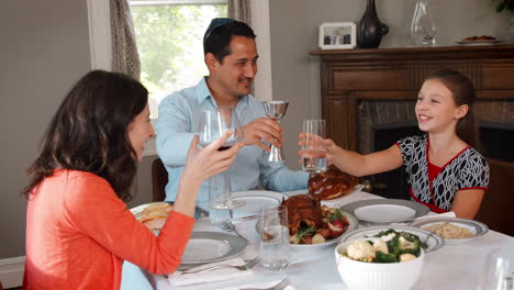 Eine-Jüdische-Familie-Stößt-Vor-Dem-Shabbat-Essen-An