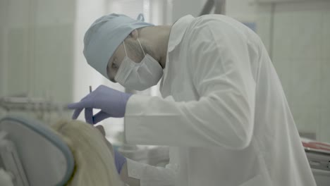 dentista ortopedista trata los dientes de los pacientes