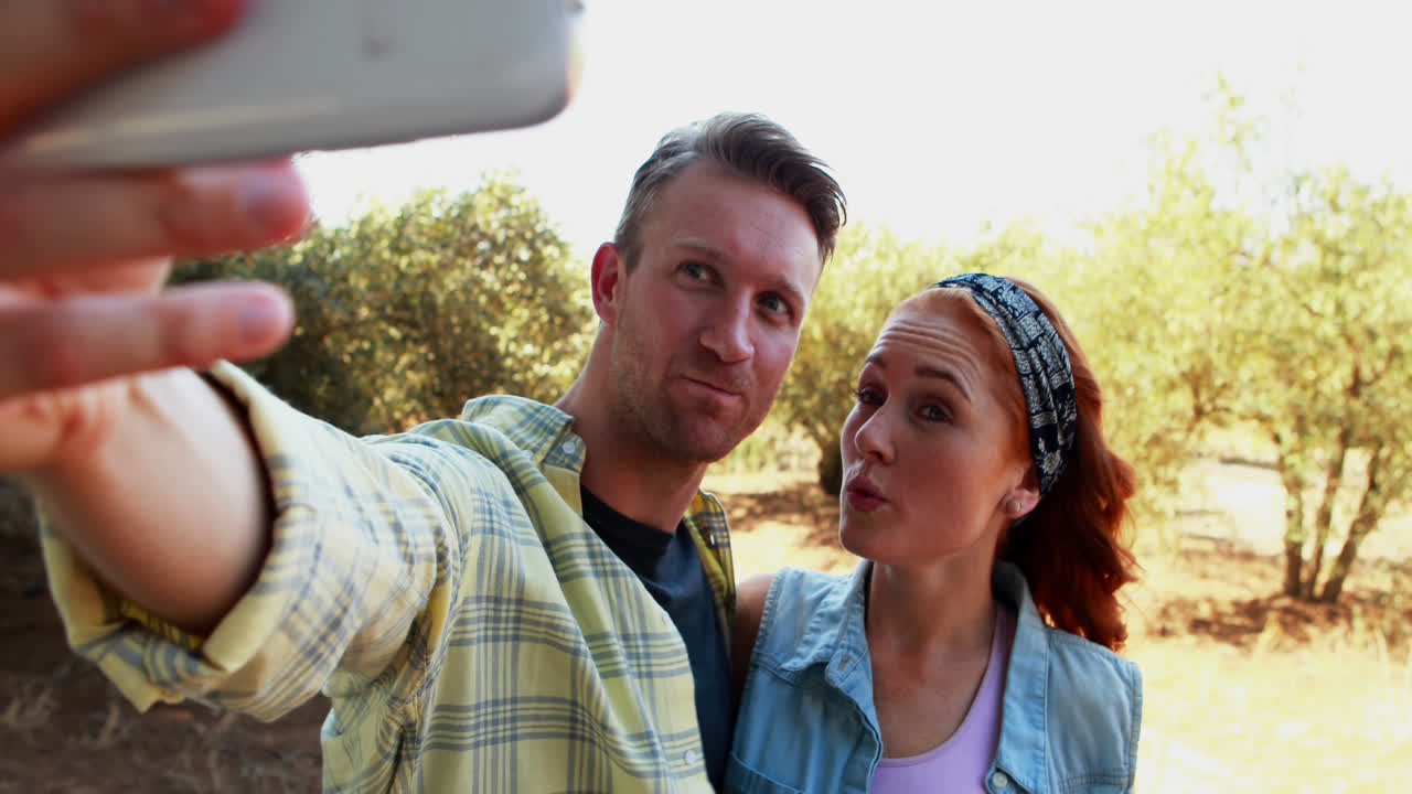 pareja tomando una selfie con un teléfono móvil 4k