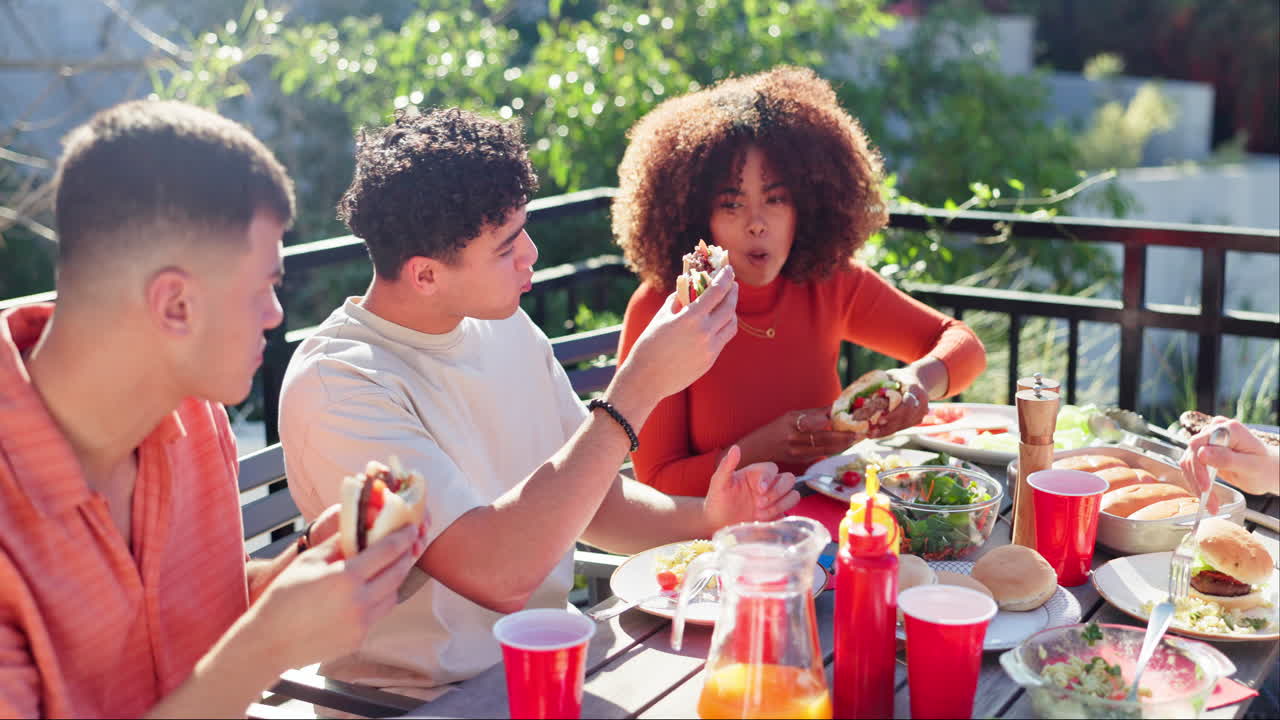 amigos disfrutando de una barbacoa