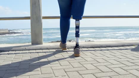 Unterer-Teil-Einer-Behinderten-Frau,-Die-Auf-Der-Promenade-In-Der-Nähe-Des-Geländers-Läuft-4k