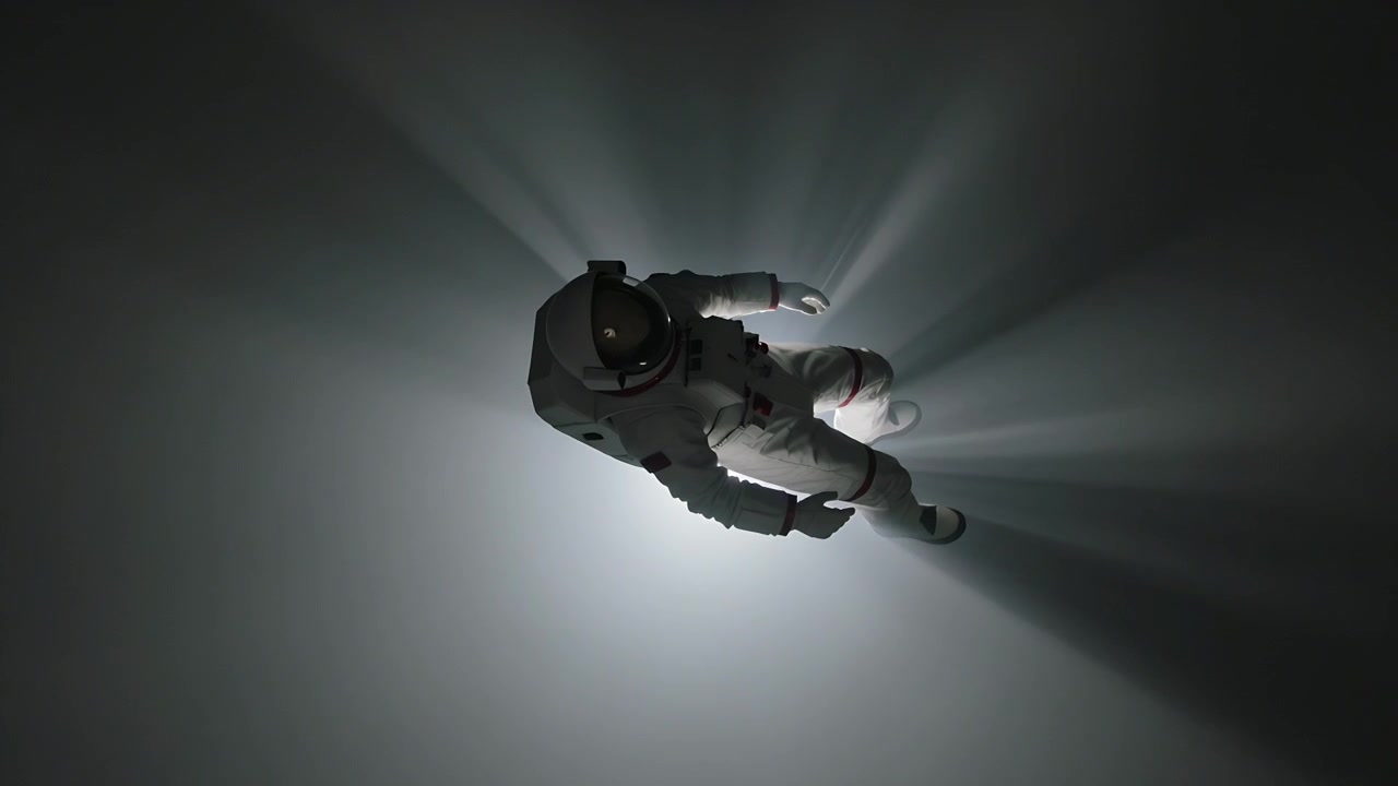 Astronauta alla deriva che ruota lentamente nello spazio buio e nebbioso, indossando una tuta bianca, visiera riflettente, PLSS.