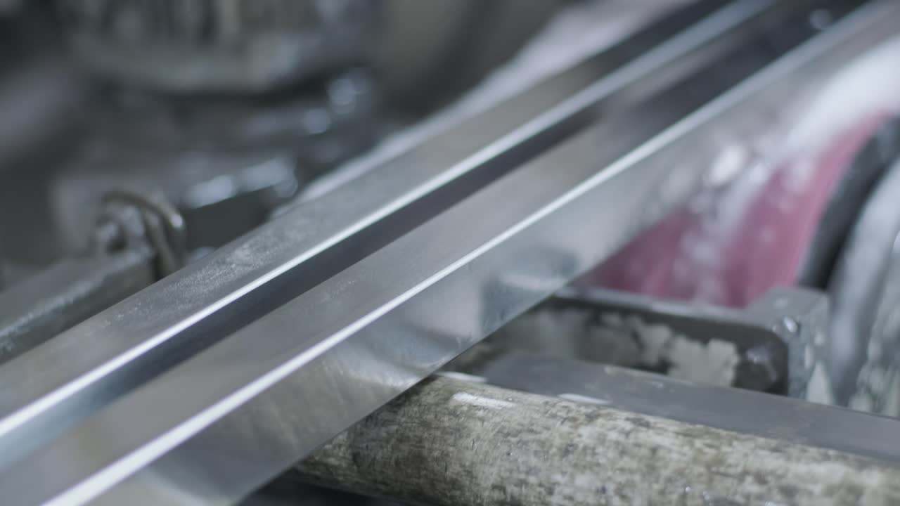 스테인리스 스 파이프를 절단하기 위해 밴드 은 산업용으로 금속 스테인리스 파이브를 절단하고 냉각기를 사용하여 가열합니다.