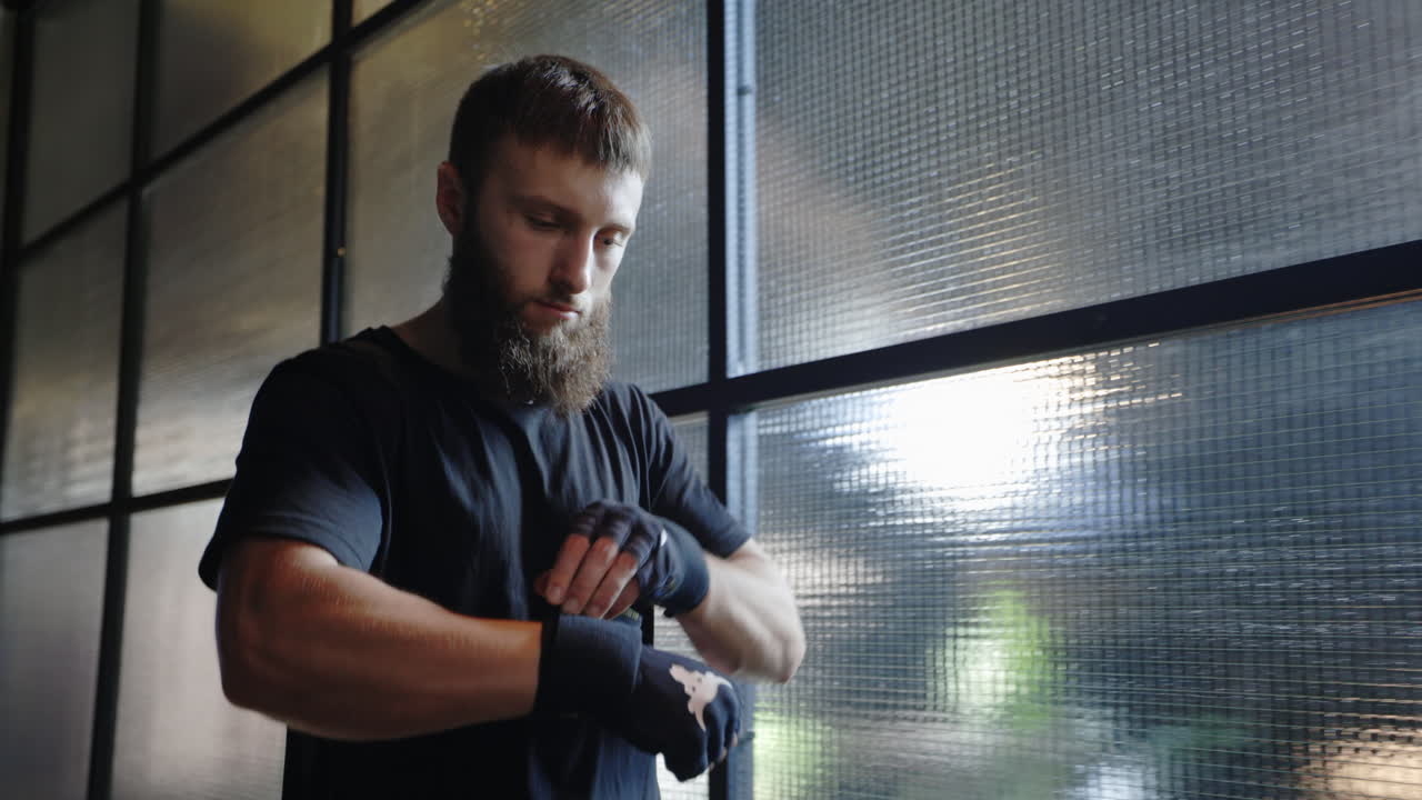 Uomo che si prepara per un allenamento di boxe