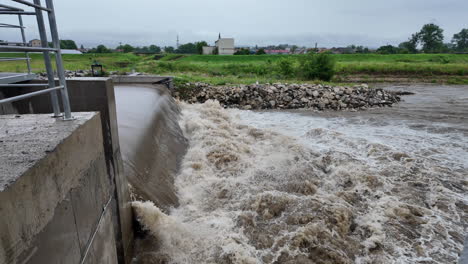 Kleines-Wasserkraftwerk-Am-Fluss