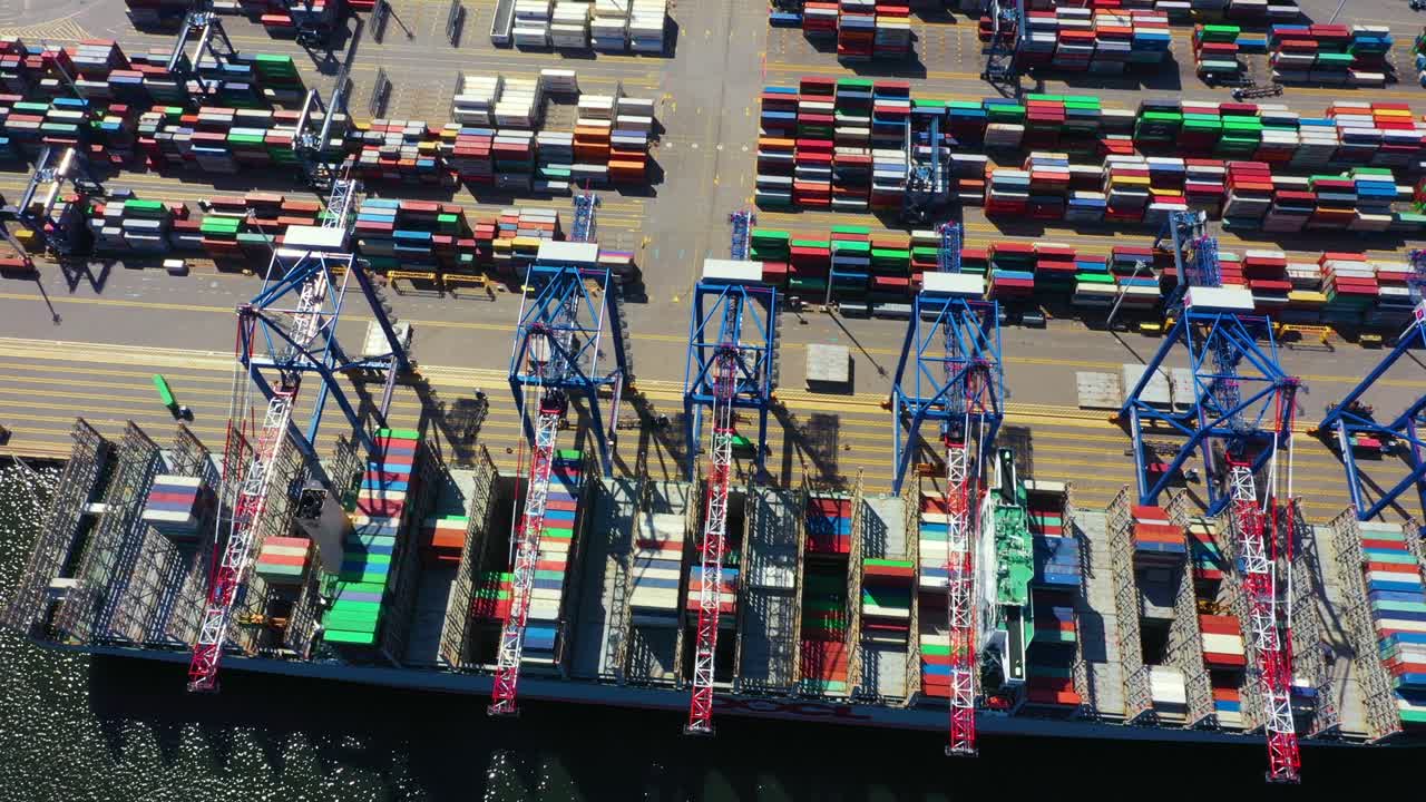 portacontenedores en importación, exportación y logística comercial, por grúa, puerto comercial, envío de carga al puerto, transporte internacional, concepto de logística comercial, vista aérea