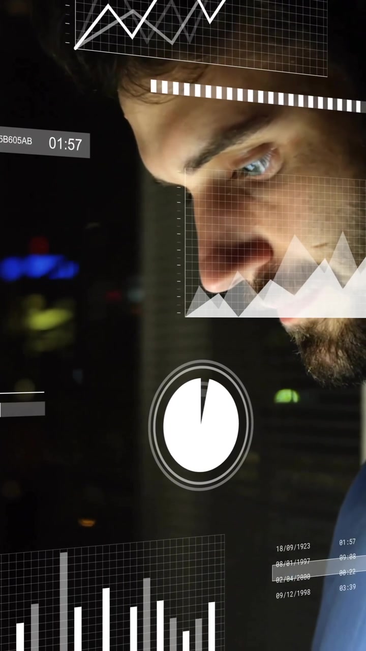 Animazione di un'interfaccia infografica su un uomo d'affari caucasico che lavora su un tablet in ufficio di notte.