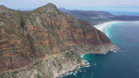 gran tiro aéreo sobre la costa sudafricana playas del océano montañas