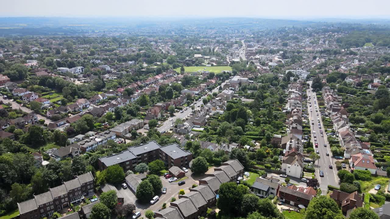 Gader og veje i Loughton Essex om sommeren, 4K luftoptagelser