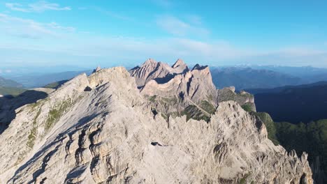 Vista-Aérea-De-Los-Dolomitas-Con-El-Prominente-Pico-Furchetta-Perforando-El-Cielo.