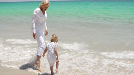 Abuela-Y-Niña-Disfrutando-En-La-Playa