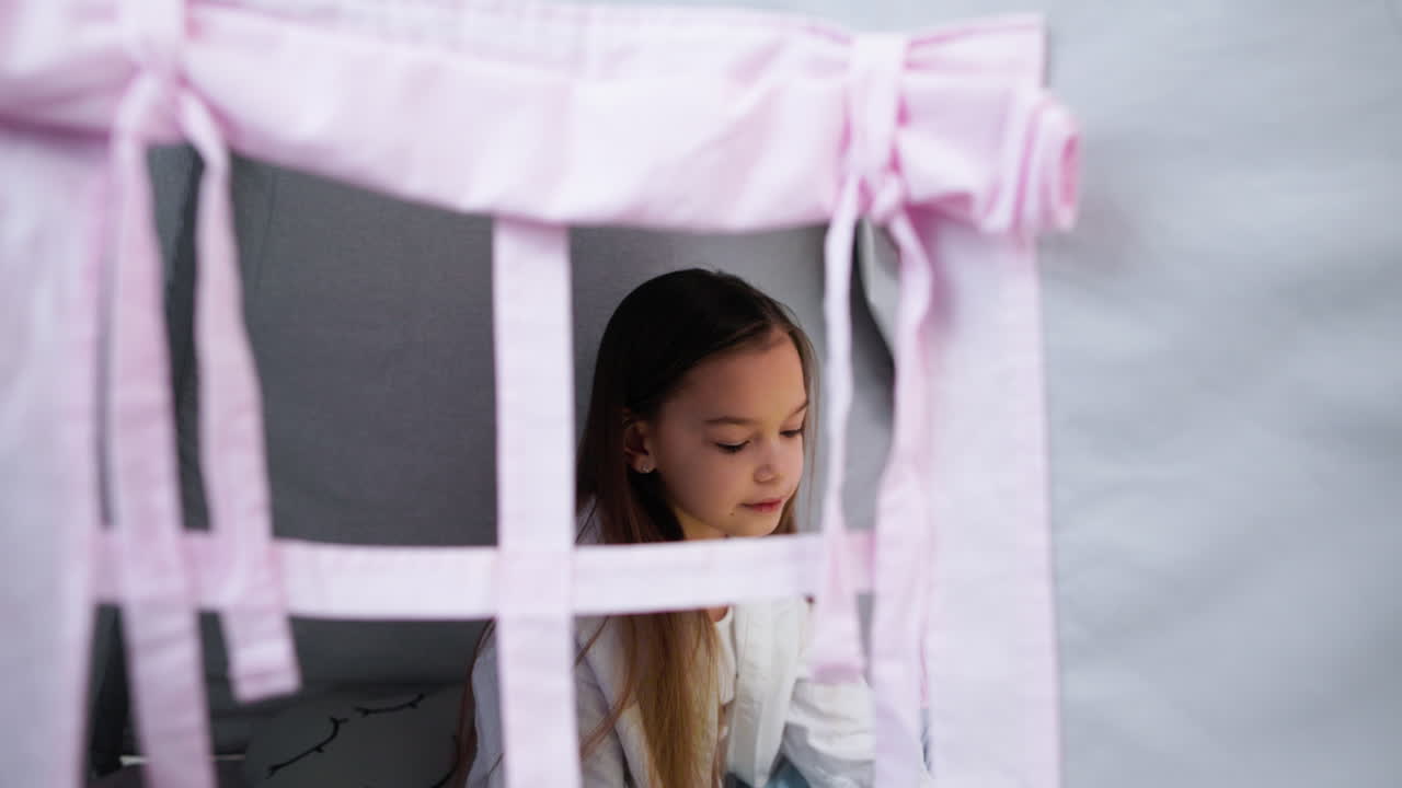 집에 있는 작은 소녀