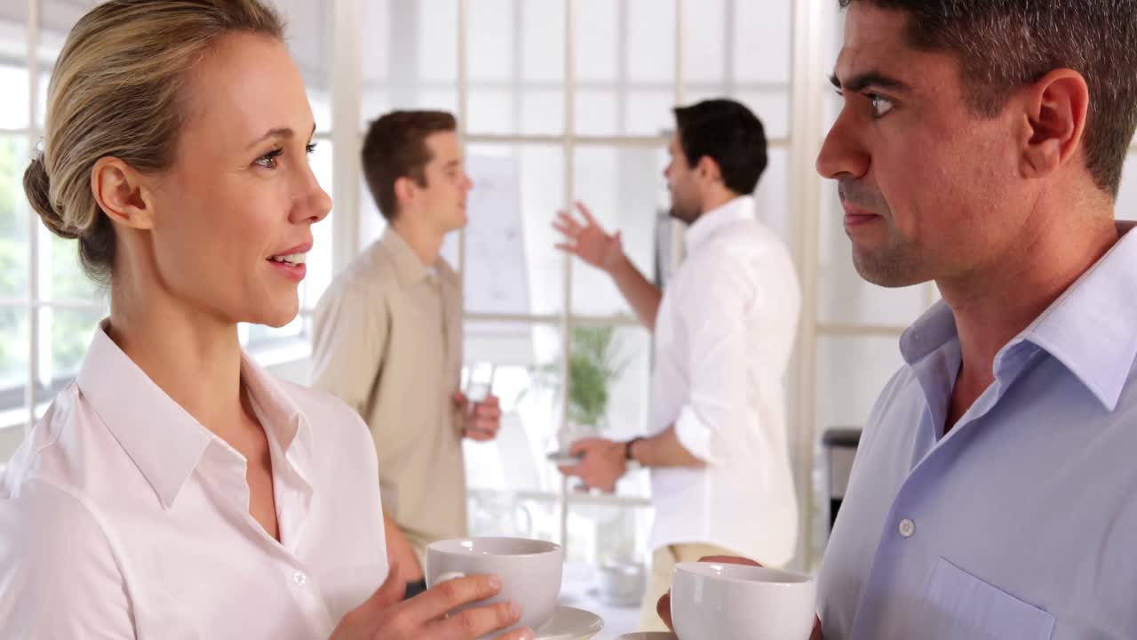 휴식을 취하는 동안 대화 하는 동료 들