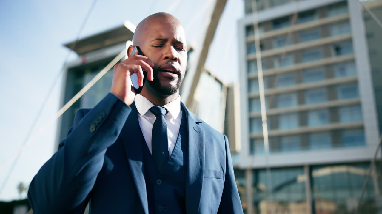hombre de negocios en el teléfono en la ciudad