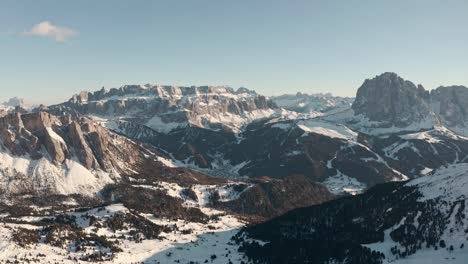 Un-Dron-Deslizante-Disparó-Sobre-Una-Impresionante-Cadena-Montañosa-Dolomitas-Italianas