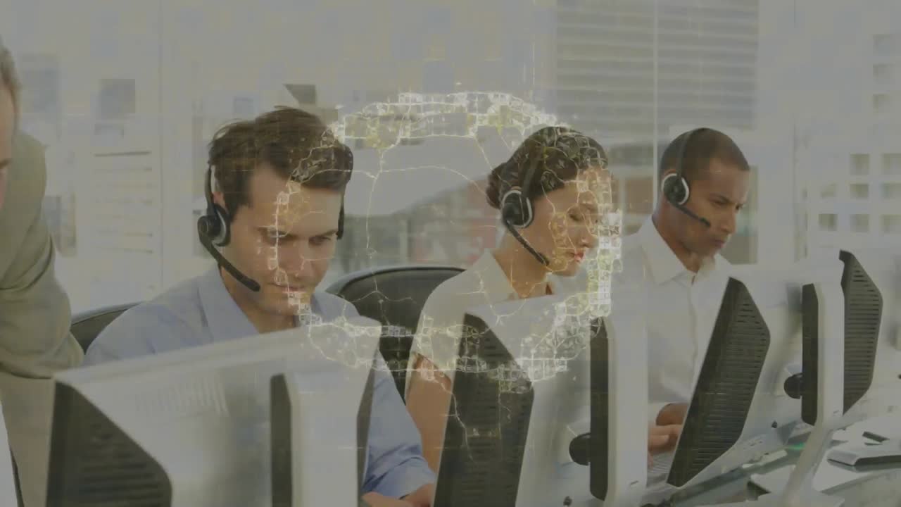 사무실에서 일하는 휴대폰 헤드 ⁇ 을 착용한 고객관리 임원 팀에 대항하는 인간 두뇌