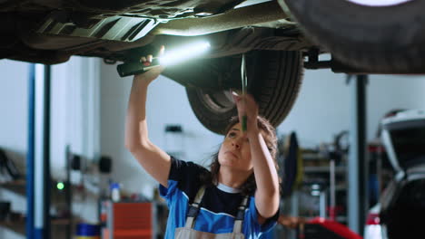 Garagenspezialist-Arbeitet-An-Hängendem-Auto