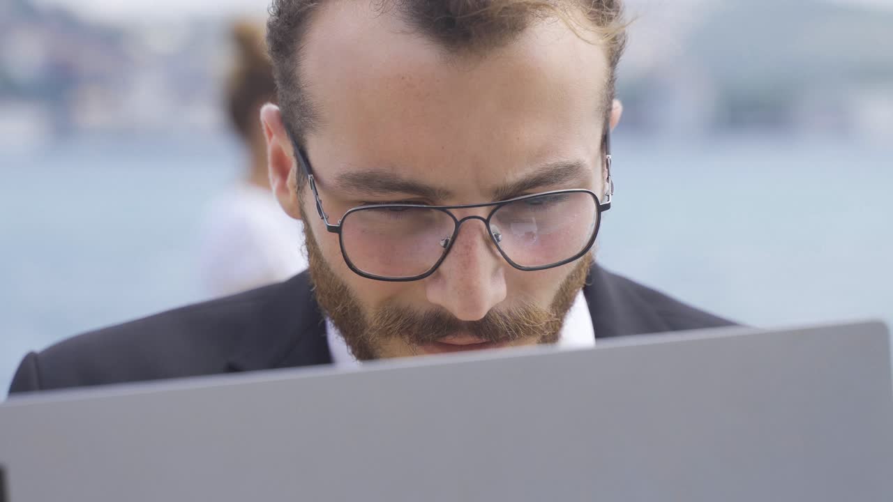 hombre de negocios trabajando en una computadora portátil al aire libre.
