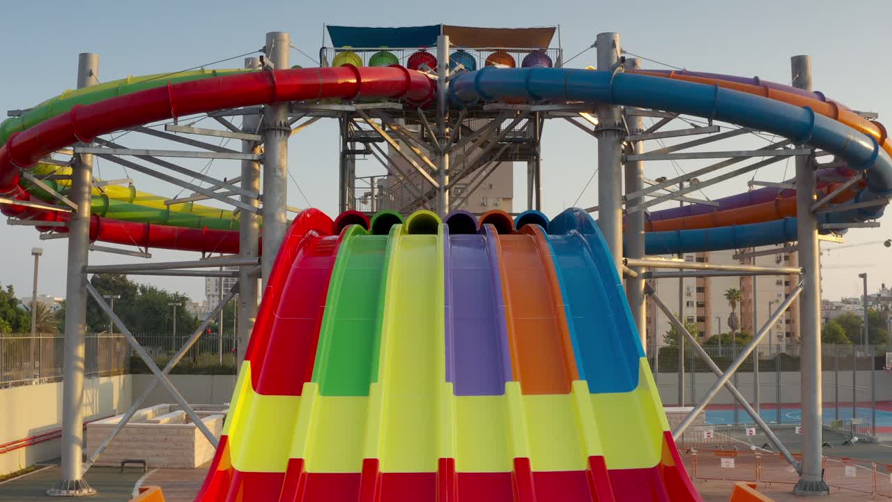 coloridos toboganes de parque acuático