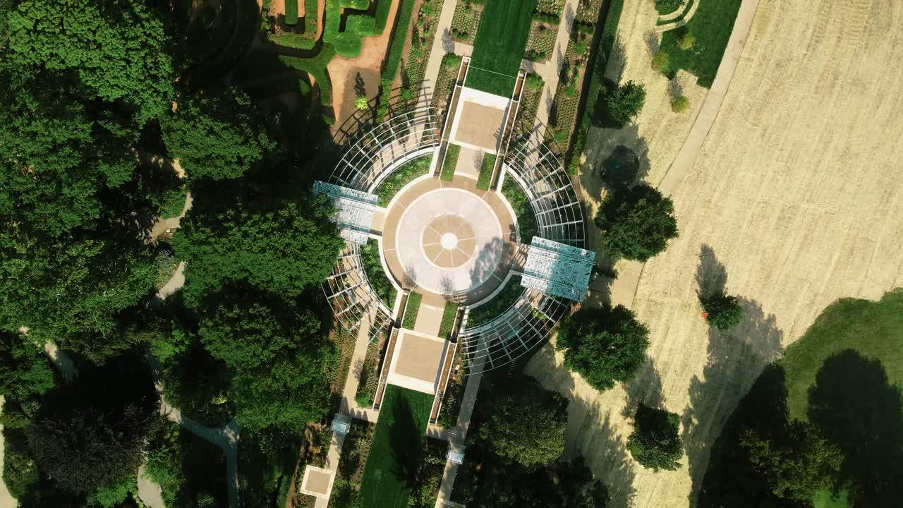 의심 할 여지없이이 지역의 유명한 관광지 중 하나 인 아름다운 수목원 공원의 드론 샷