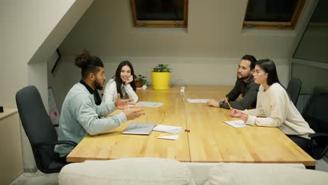 Ein-Team-Von-Unternehmern,-Die-Am-Konferenztisch-Sitzen,-Diskutieren,-Lösen-Probleme