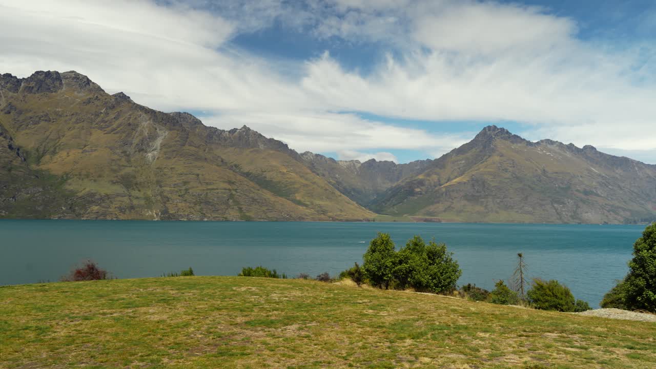 impresionante paisaje del lago de montaña wakatipu con agua azul y árboles