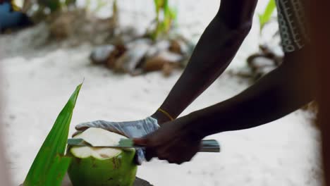 Mann-Aus-Mahé,-Seychellen,-Schneidet-Grüne-Kokosnüsse-Für-Kunden-Am-Strand