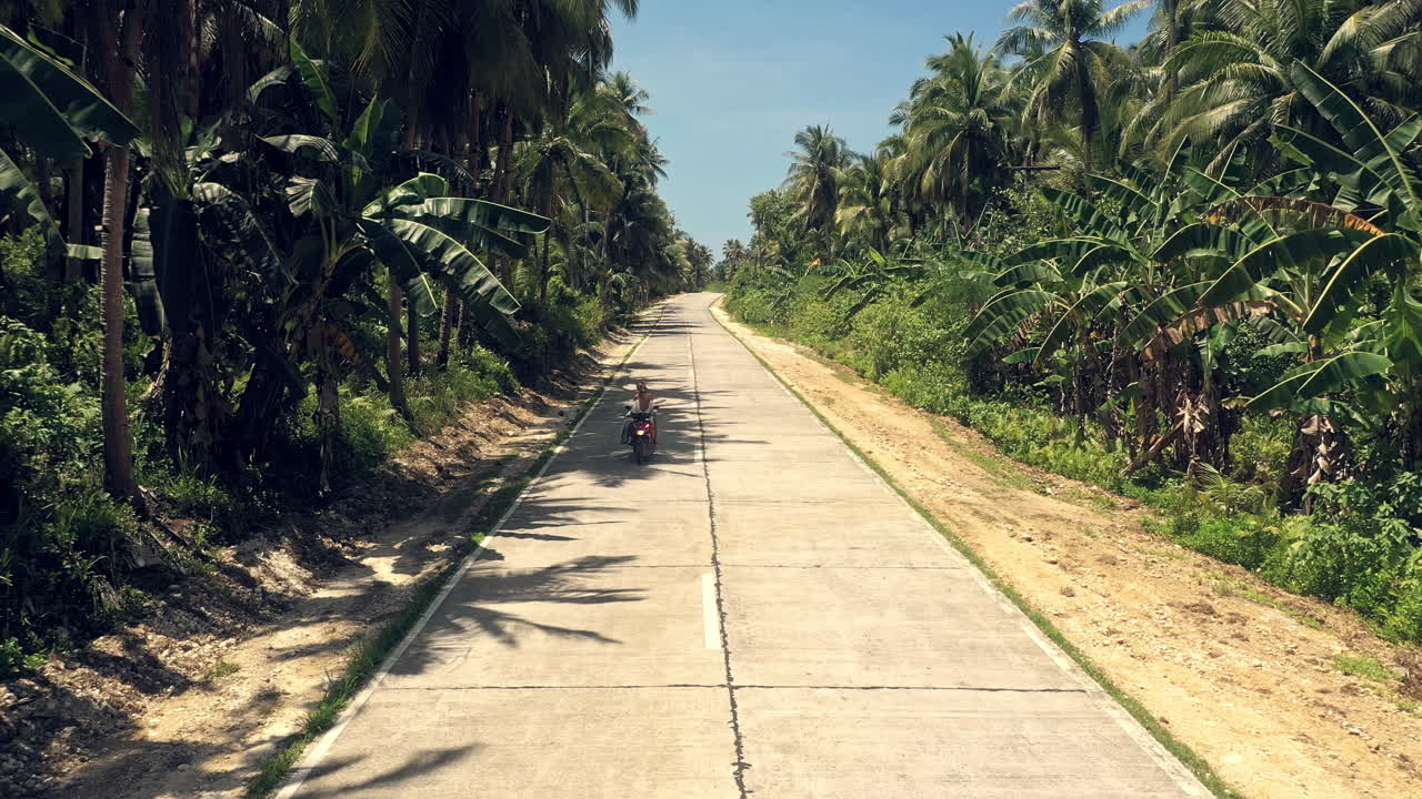 가서 볼 수 있는 모든 것을 탐험하세요.
