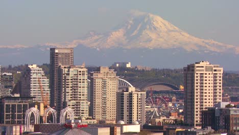 Toma-De-Teleobjetivo-Del-Monte-Rainier-Que-Se-Cierne-Sobre-El-Horizonte-De-Seattle,-Washington