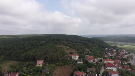 casas locales en la ciudad de riva, estambul en medio de montañas y bosques