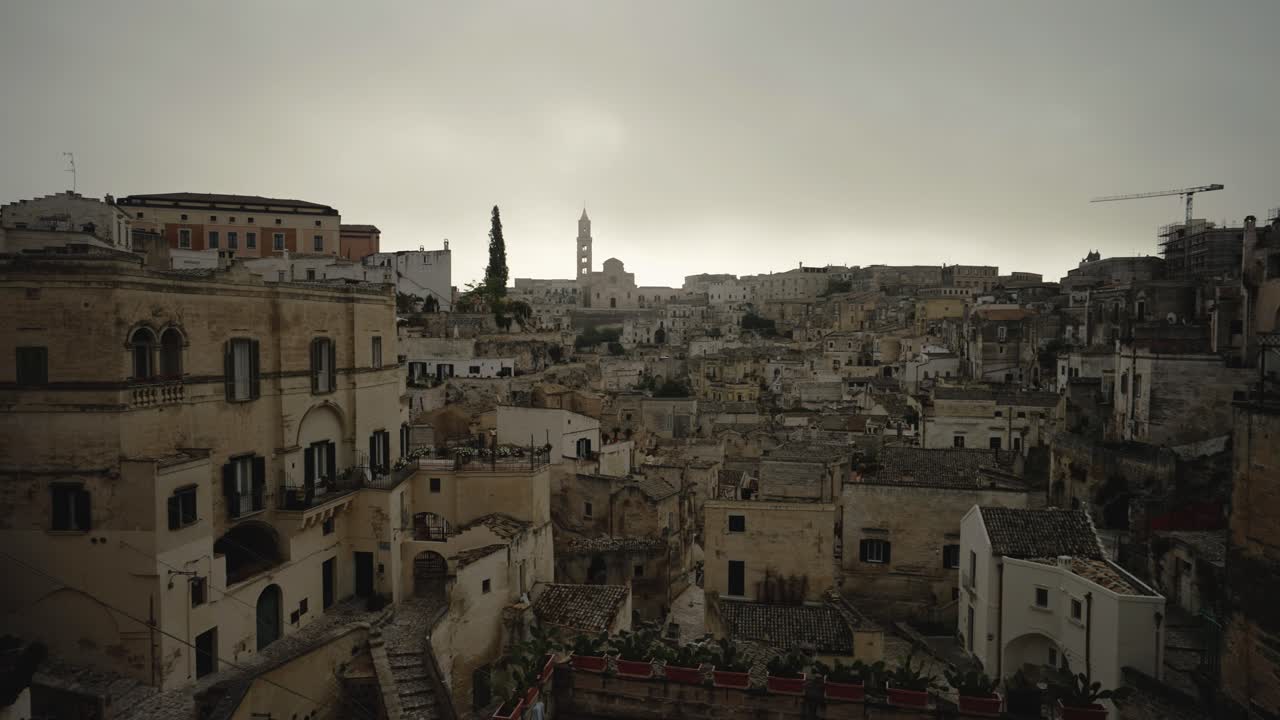Lenta panoramica della città vecchia di Matera all'alba in 4k.