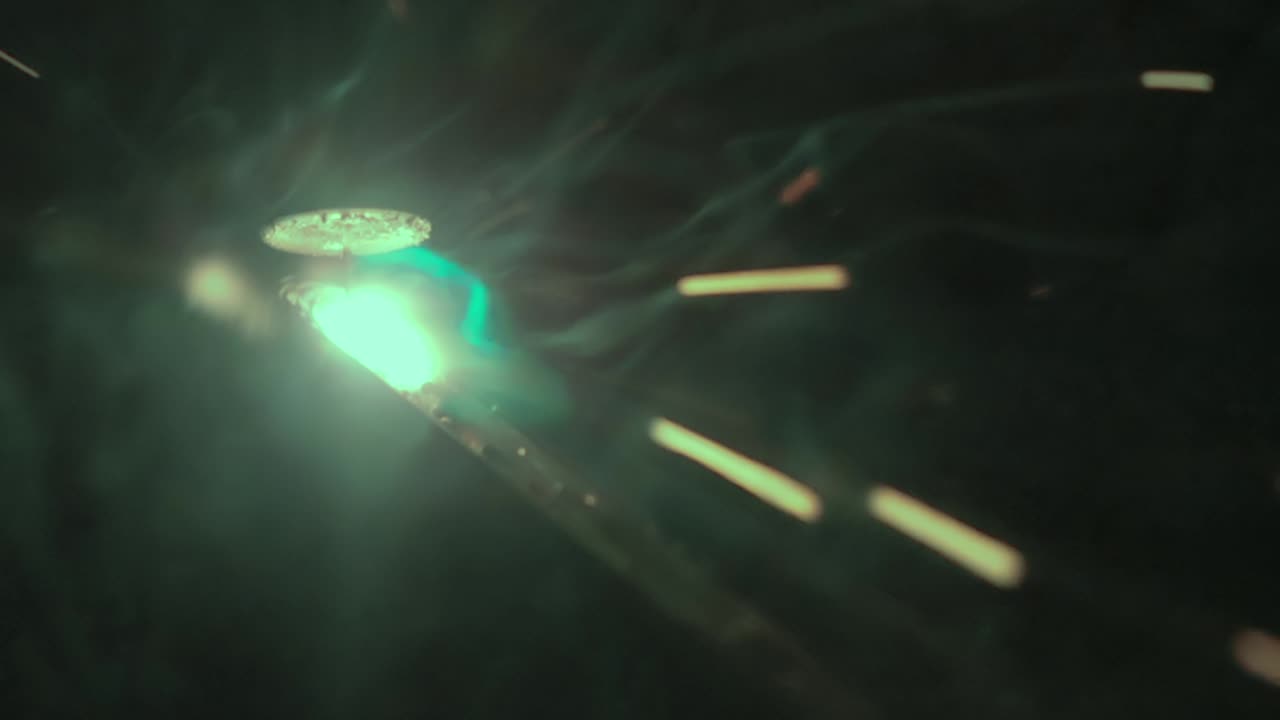 soldadura con arco metálico en gas (gmaw) en primer plano.