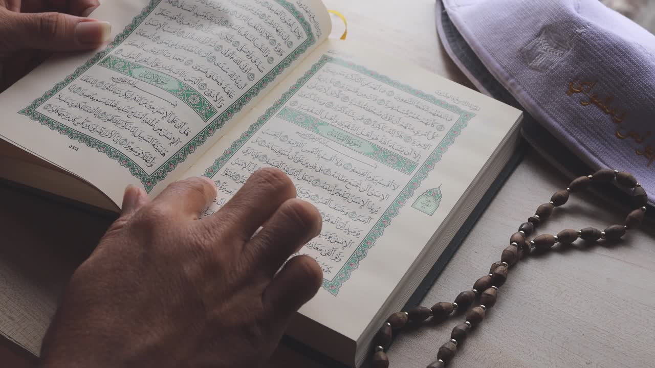 persona musulmana que lee el corán