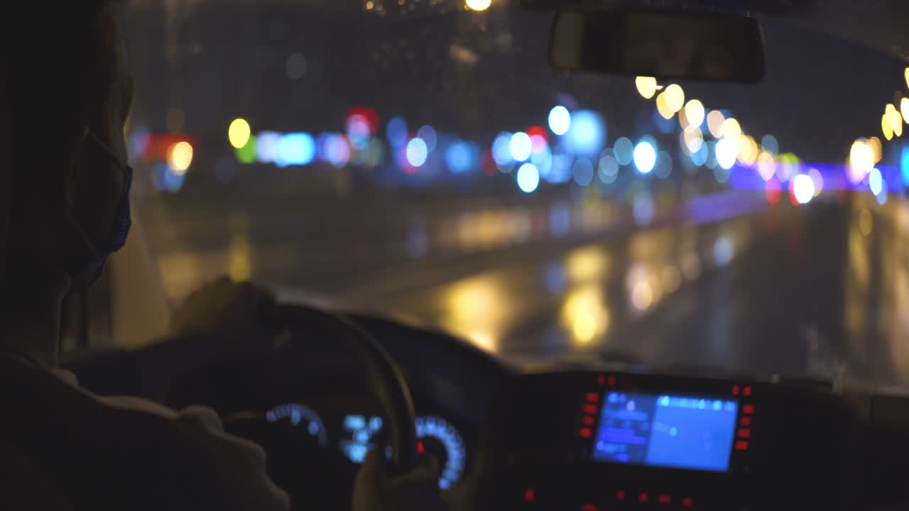 의료 마스크를 입은 남자가 밤의 고속도로를 달린다