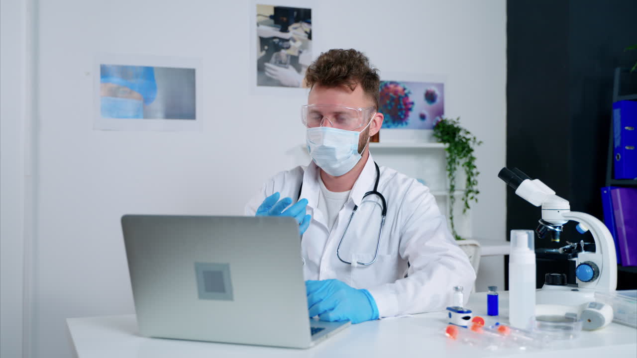 médico trabajando en una computadora portátil en un entorno de laboratorio