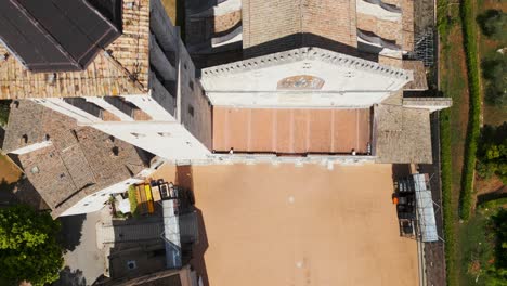 Aerial-top-down-view-of-Spoleto-Cathedral-or-Duomo-courtyard-and-bell-tower-in-Umbria-region,-Italy