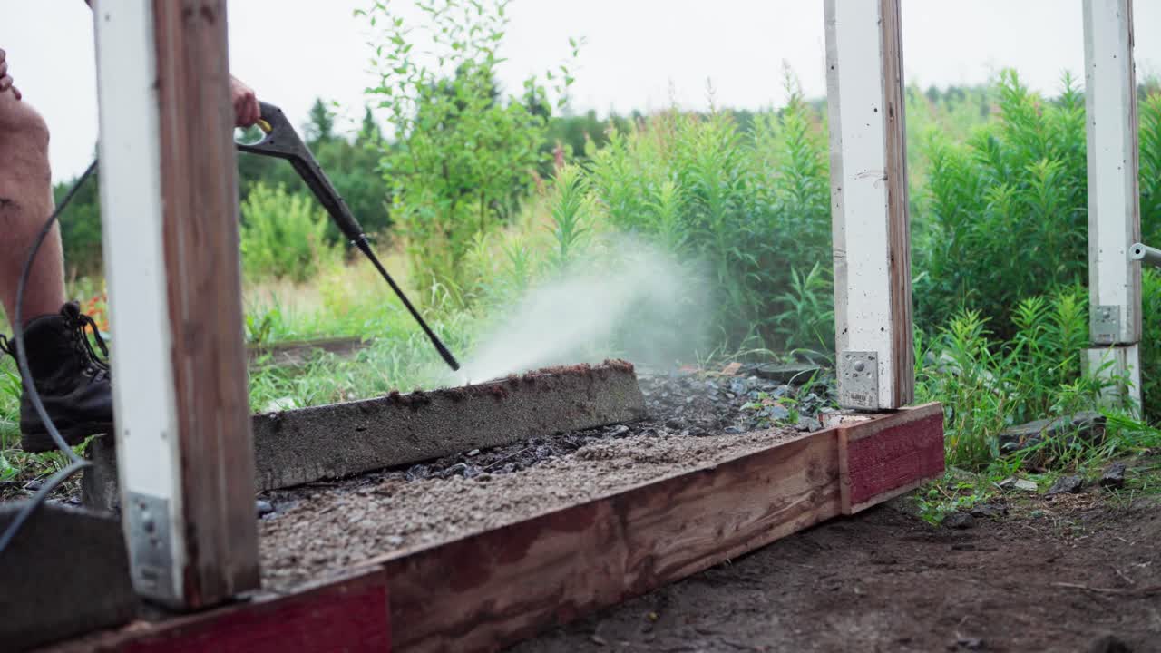 고압 제트 물 호스 를 사용 하는 사람 의 절단 된 모습