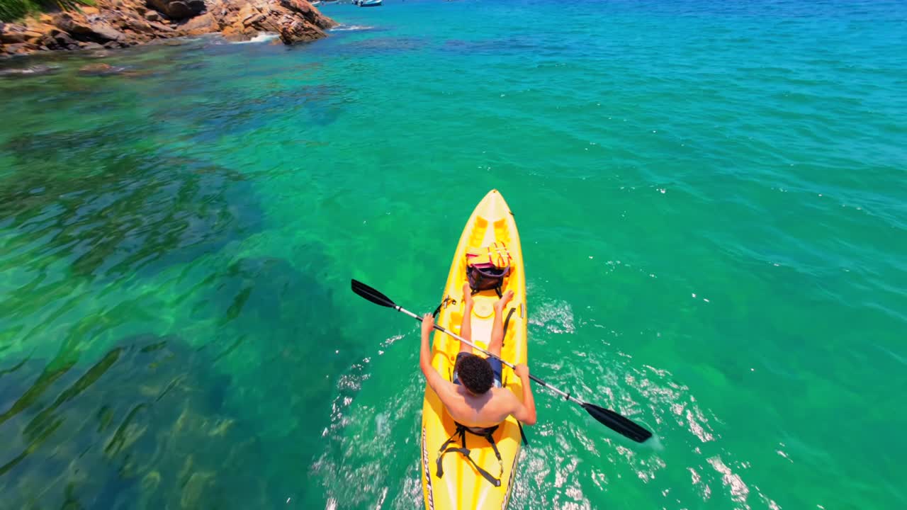 Un hombre haciendo kayak en las aguas tropicales de la playa de Yelapa, al sur de Puerto Vallarta, México. Toma en primera persona
