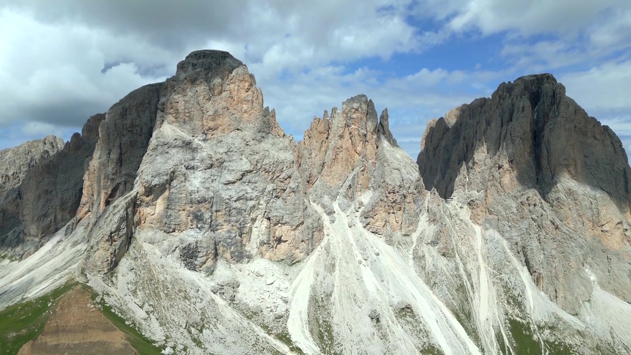4K luftfoto af Dolomitterne i Trentino-Alto Adige, Italien i august 2024