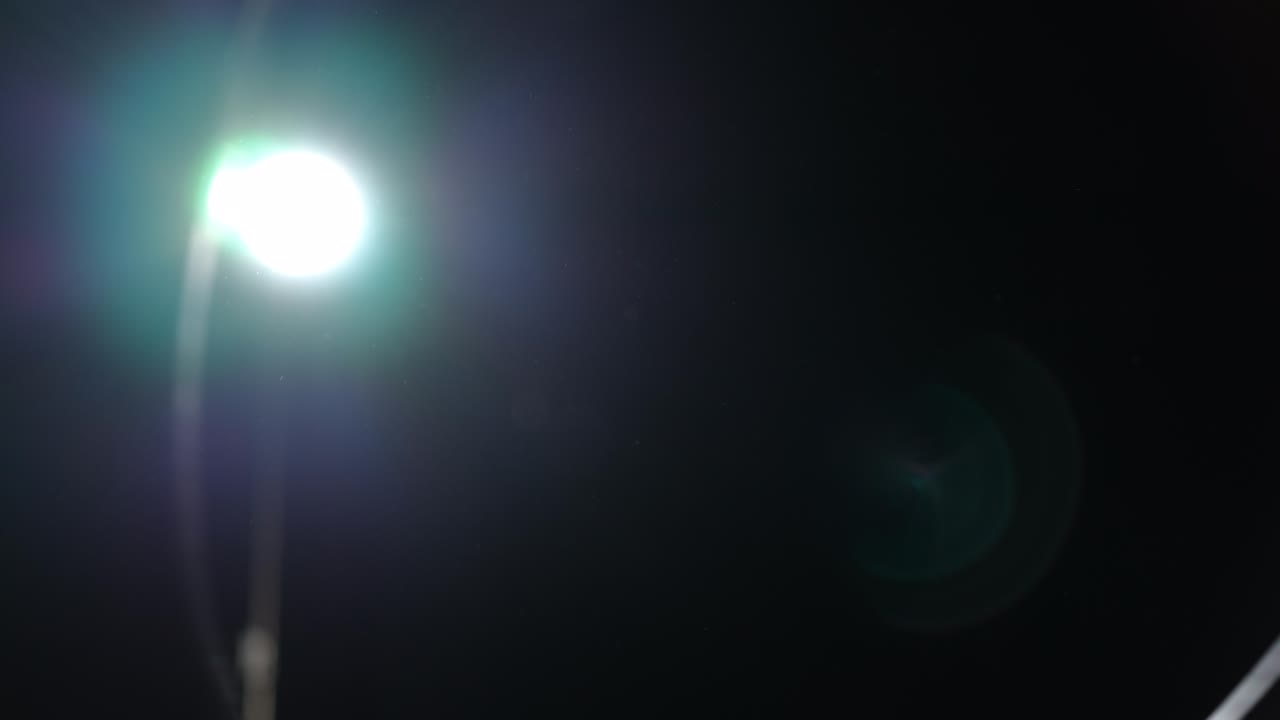 equipo deportivo para acrobacias aéreas profesionales colgando en el interior en el escenario sin personas.